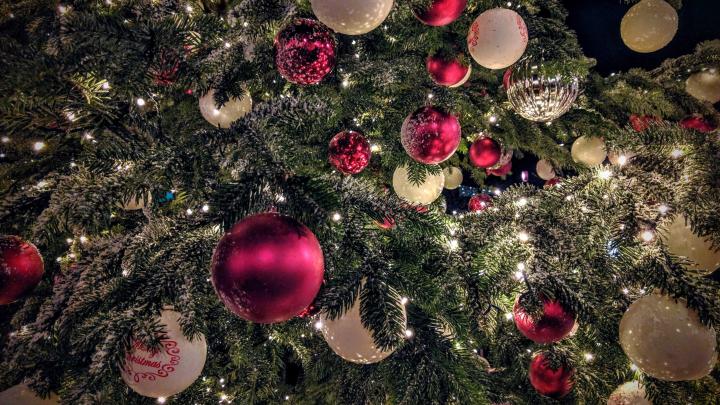Julekugler på et juletræ